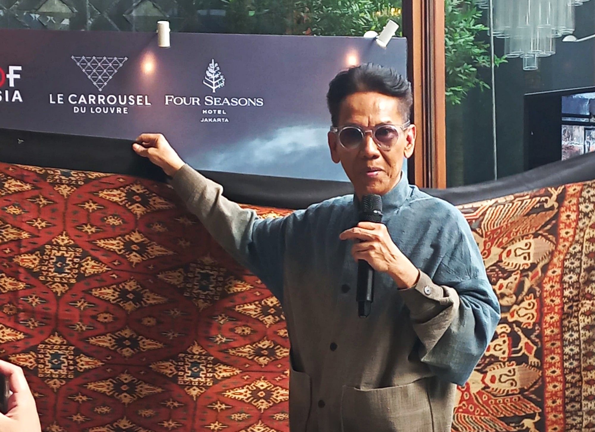 Desainer Indonesia Edward Hutabarat akan jadi orang Asia Tenggara pertama yang pameran di Carrousel du Louvre, Prancis. Ini karyanya. 