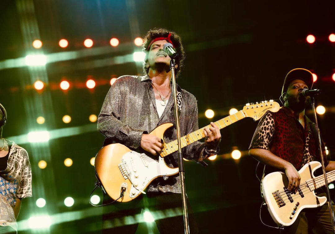 Berawal dari unggahan foto siluet, kini viral di TikTok rumor Bruno Mars konser di Jakarta. Berikut penjelasan lengkapnya.