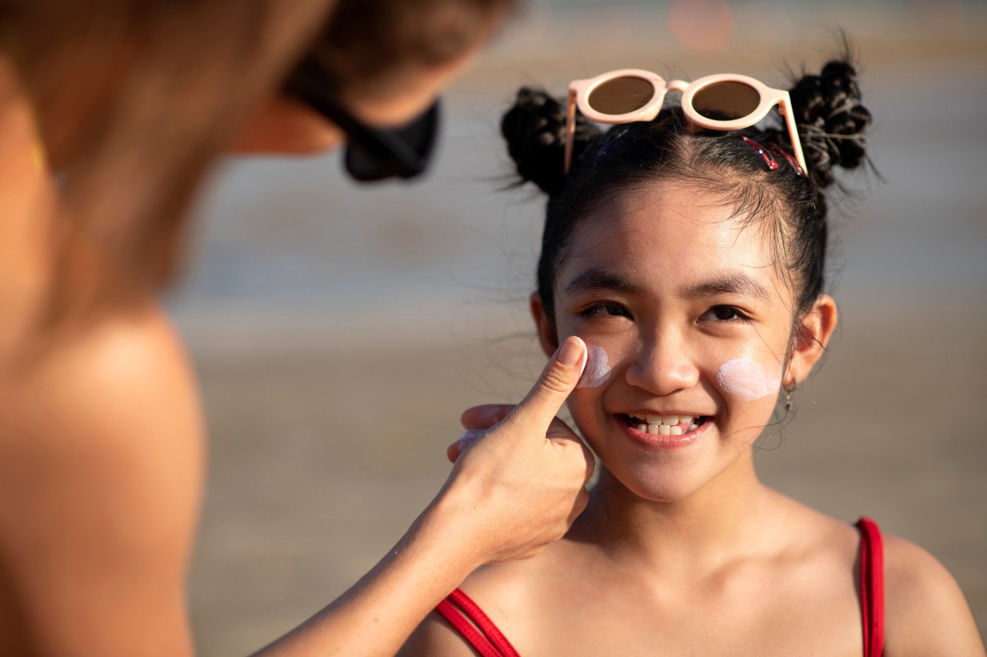 Anak perlu melindungi kulitnya dari paparan sinar matahari yang berbahaya dengan pakai sunscreen. Ini rekomendasi sunscreen anak.