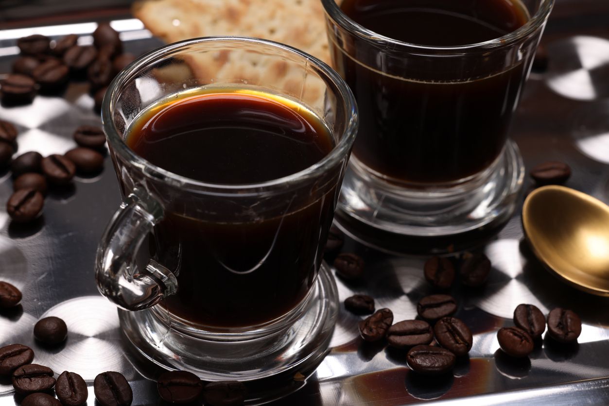 Berikut ini 12 jenis makanan yang tidak disarankan dikonsumsi bersamaan saat minum kopi. Berikan penjelasan secara rinci.