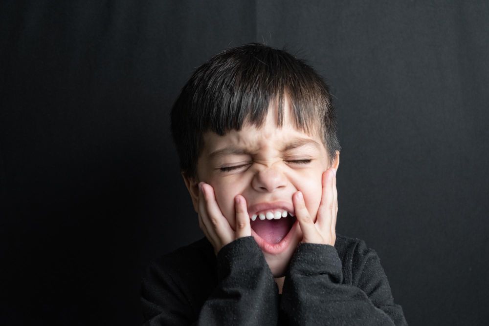 Sensory meltdown pada anak berbeda dengan tantrum. Simak tanda-tandanya dan bedanya dengan tantrum, yuk!