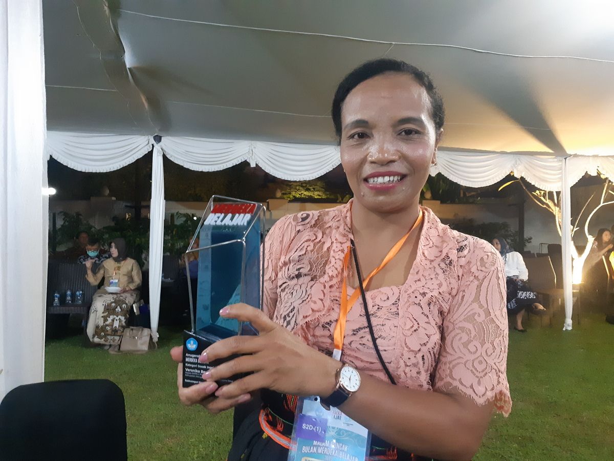 Sosok Veronika Bengek yang jadi salah satu Srikandi untuk Negeri di Hari Guru Nasional ini. Yuk simak ulasannya!