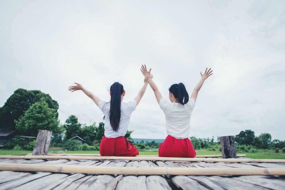 Sibling rivalry atau persaingan antara anak kembar rentan terjadi pada saudara kembar, begini cara yang bisa dilakukan orang tua untuk mengatasinya!
