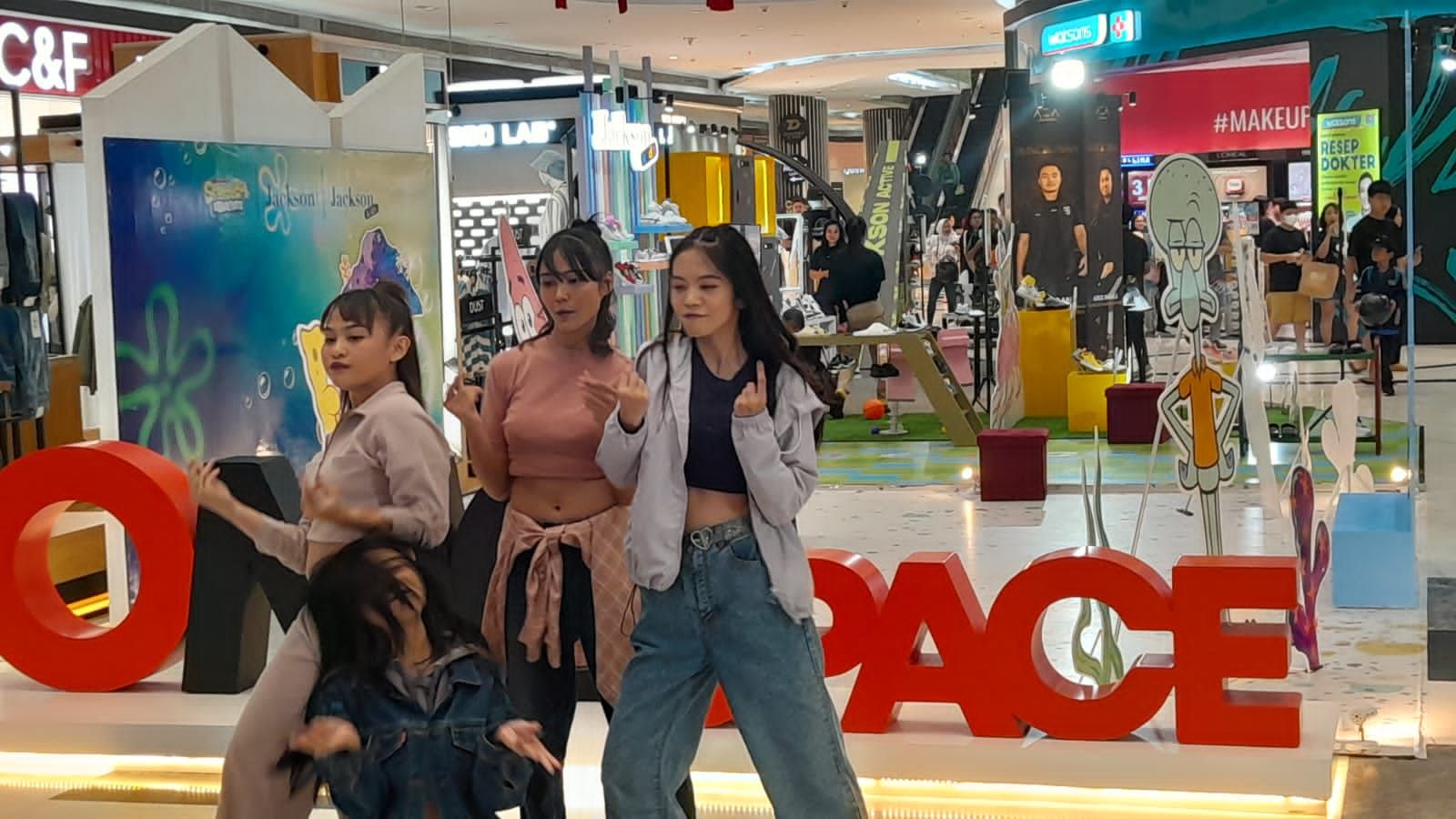 Tiga brand fashion lokal Larusso, Jackson dan Dust rilis koleksi kolaborasi FOMO Space yang tunjukkan kualitas berdaya saing global.