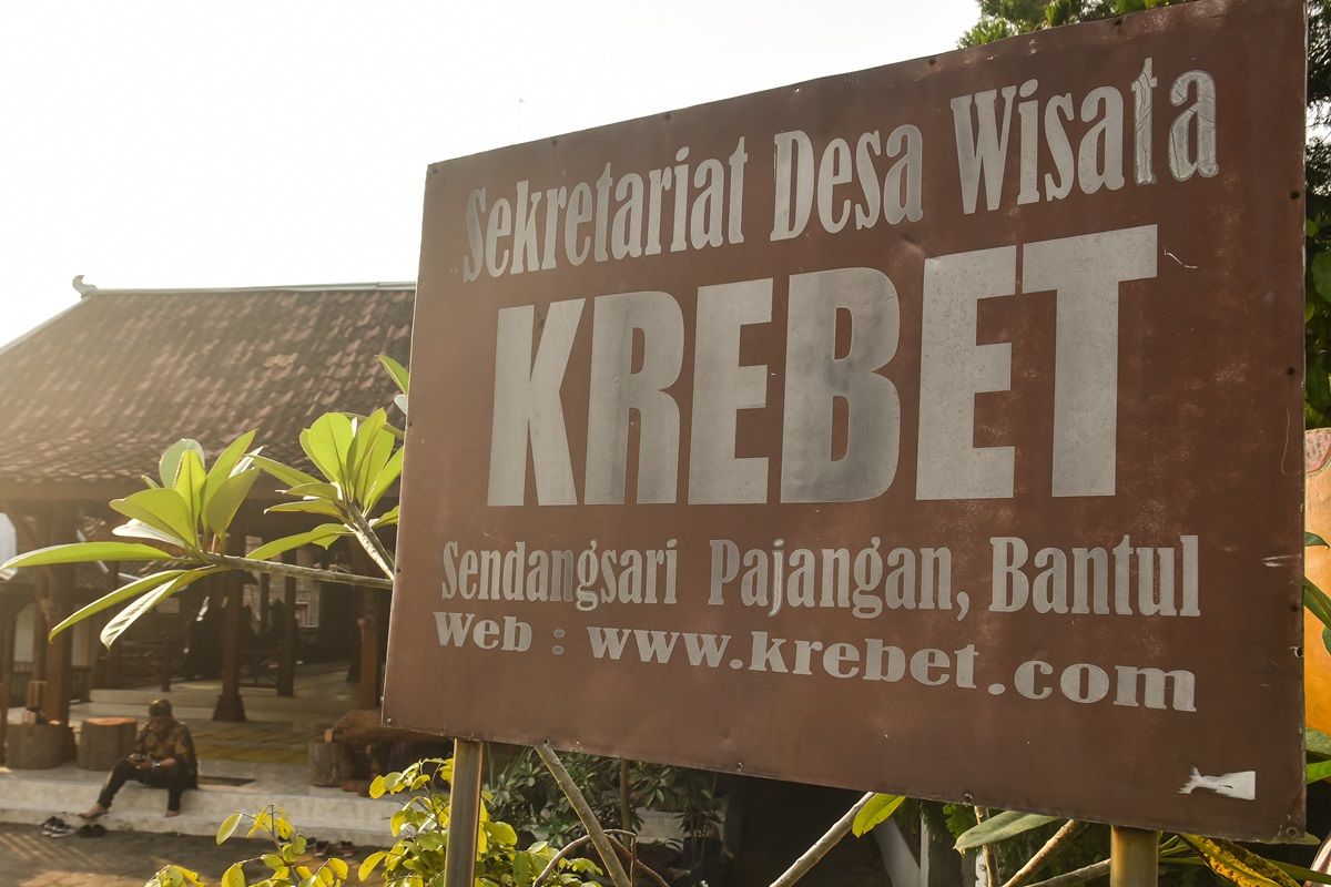 Jika biasanya membatik itu di atas kain, lain halnya dengan warga Desa Wisata Krebet yang membatik dengan media kayu.