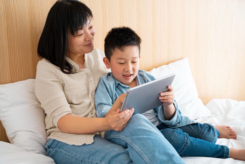 Memperingati Hari Dongeng Nasional 28 November, simak tips membacakan cerita pada anak agar menarik dan seru.