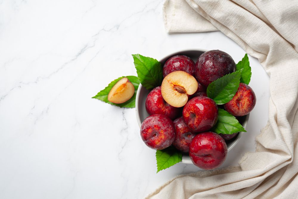 Buah plum dikenal sebagai buah yang dapat membantu menjaga berat badan tubuh. Selain itu, ini manfaat buah plum untuk kesehatan.