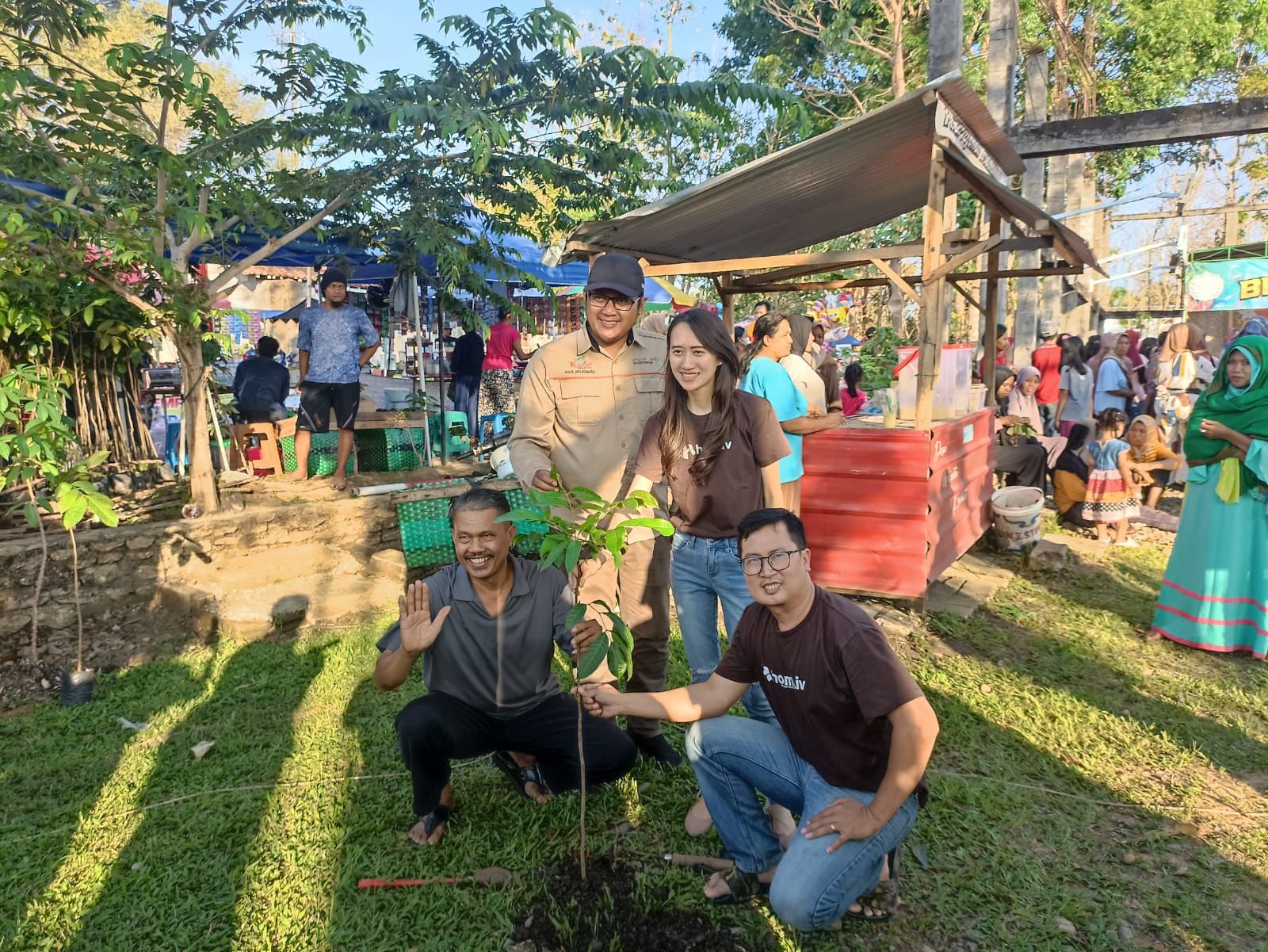  Di desa wisata Krebet berlangsung kegiatan penanaman 100 pohon mahoni yang dilakukan oleh PT Homliv Anugerah Tritunggal Indonesia bersama dengan warga sekitar.