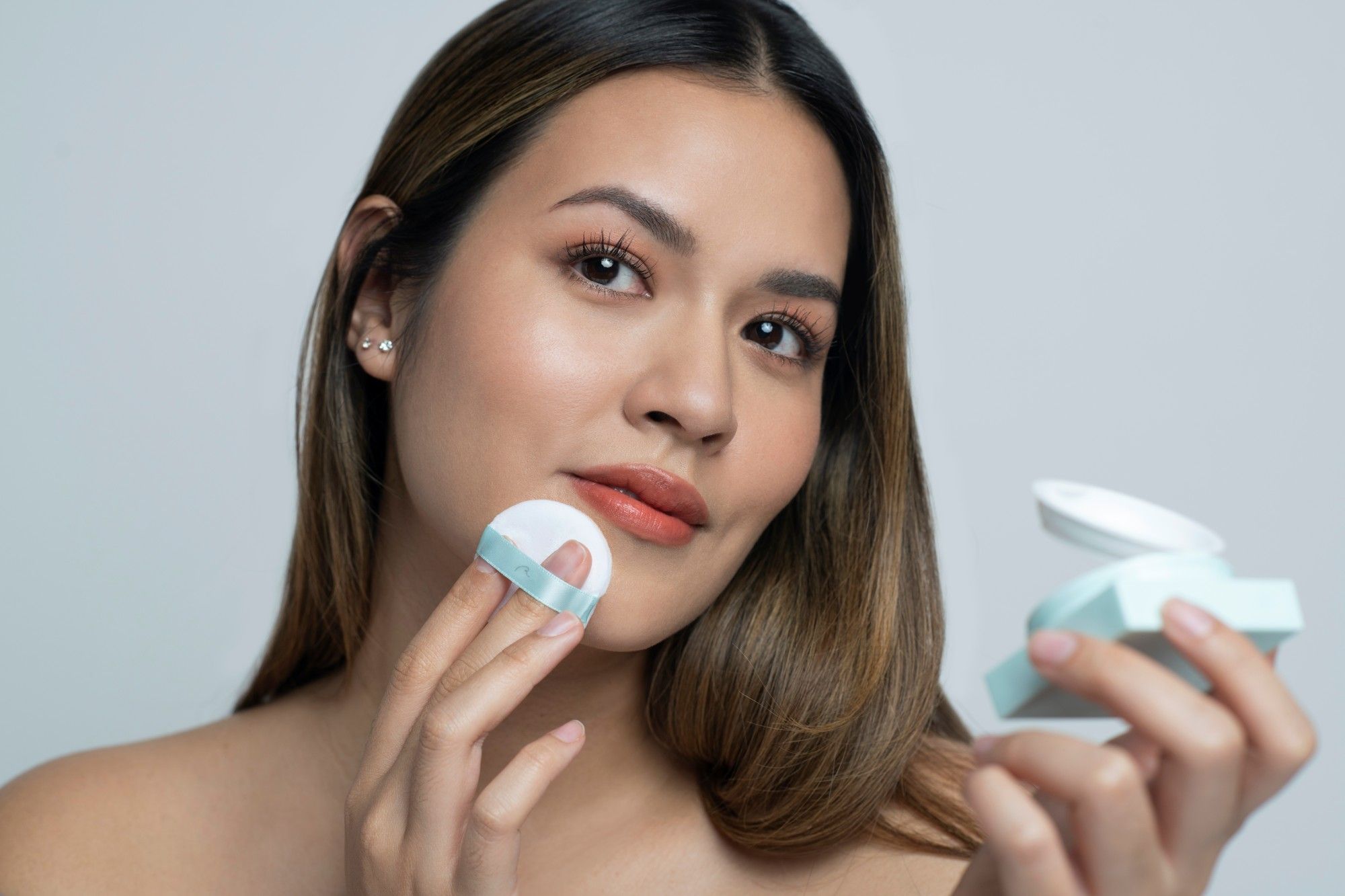 Untuk mengunci makeup lebih tahan lama, kamu butuh setting powder. Ini rekomendasi setting powder dari Raine Beauty.