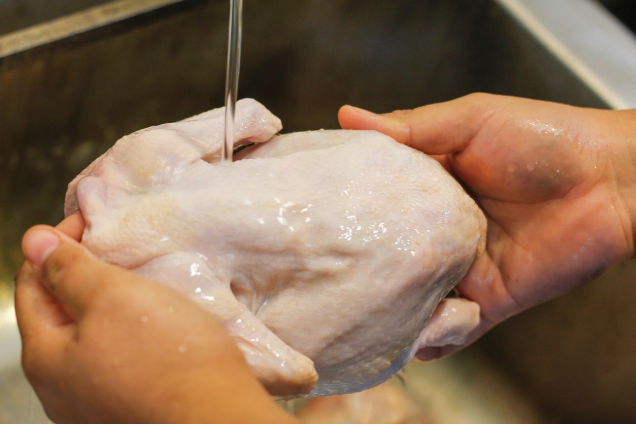 Viral di TikTok, berikut ini penjelasan dokter mengenai bolehkah mencuci ayam menggunakan sabun cuci? Simak selengkapnya.