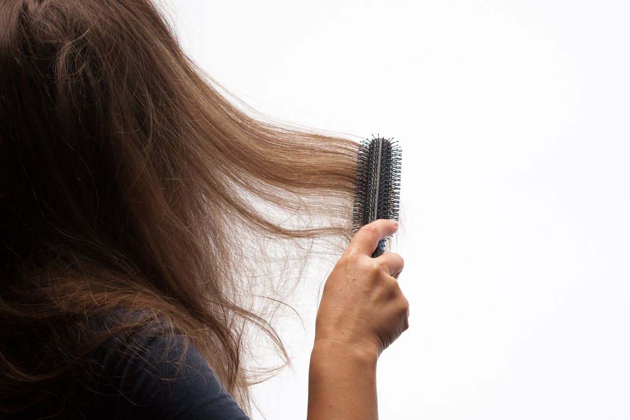Berikut ini 4 tanda-tanda penuaan pada rambut, mulai rontoj, hingga mudah patah, simak cara mengatasinya.