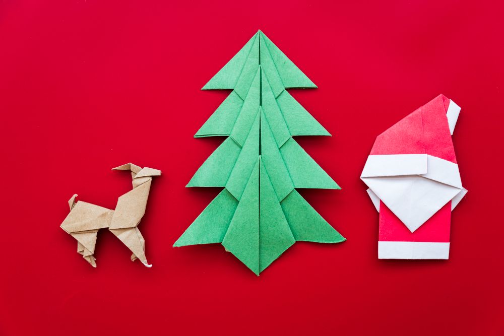 Berbagai ide dekorasi Natal dengan memanfaatkan limbah kertas. Hemat karena bisa dibuat sendiri di rumah!