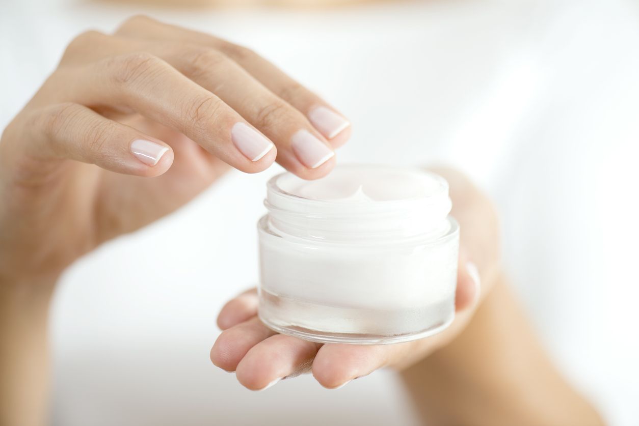 Berikut tiga rekomendasi moisturizer yang mampu membuat kulit tampak sehat dan bercahaya. Simak penjelasan selengkapnya!