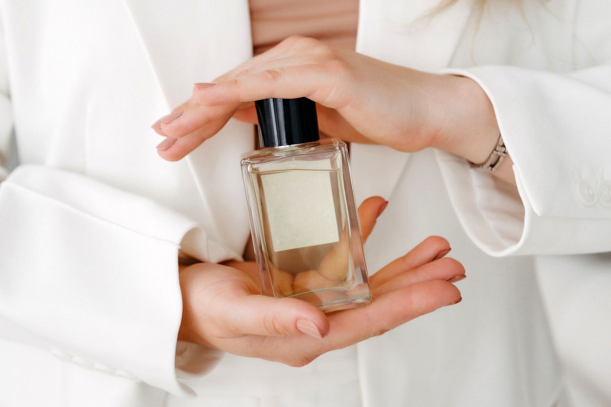 Berikut ini 3 rekomendasi parfum lokal dari HMNS yang cocok dijadikan sebagai kado natal untuk sehabat, bisa dibeli di Shopee.