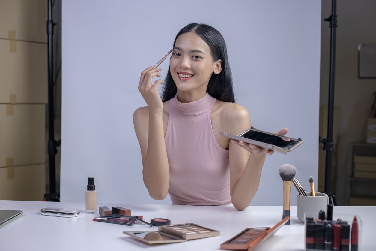 Berikut ini 5 tren makeup viral di TikTok sepanjang 2023, ada strawberry makeup hingga Betty Boop, favoritmu yang mana?