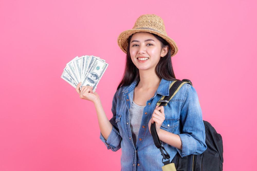 Agar tidak boncos, lakukan tips menjaga keuangan tetap stabil saat liburan Natal dan Tahun Baru berikut ini!