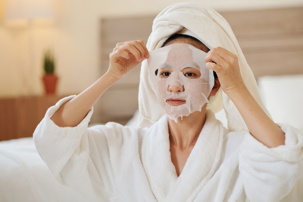Berikut ini 3 keunggulan sheet mask yang jadi salah satu skincare populer di Korea, simak selengkapnya.