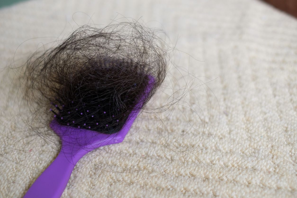 Berikut ini penjelasan mengenai penyebab postpartum hair loss, kondisi kerontokan rambut pada ibu baru yang viral di TikTok.