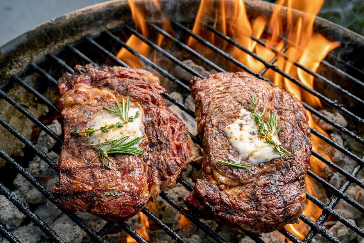 Berikut ini 3 tips memilih kayu bakar untuk barbeque di malam tahun baru, perhatikan komposisi kayu kering dan basah.