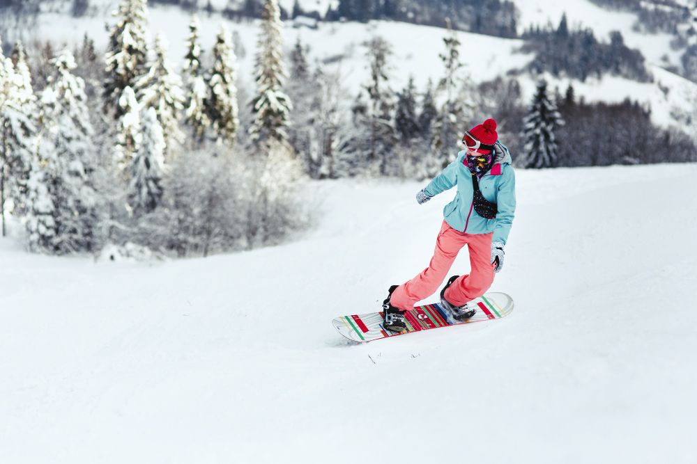 Dalam rangka Hari Snowboard Sedunia, ketahui berbagai manfaat olahraga snowboarding untuk kesehatan tubuh.