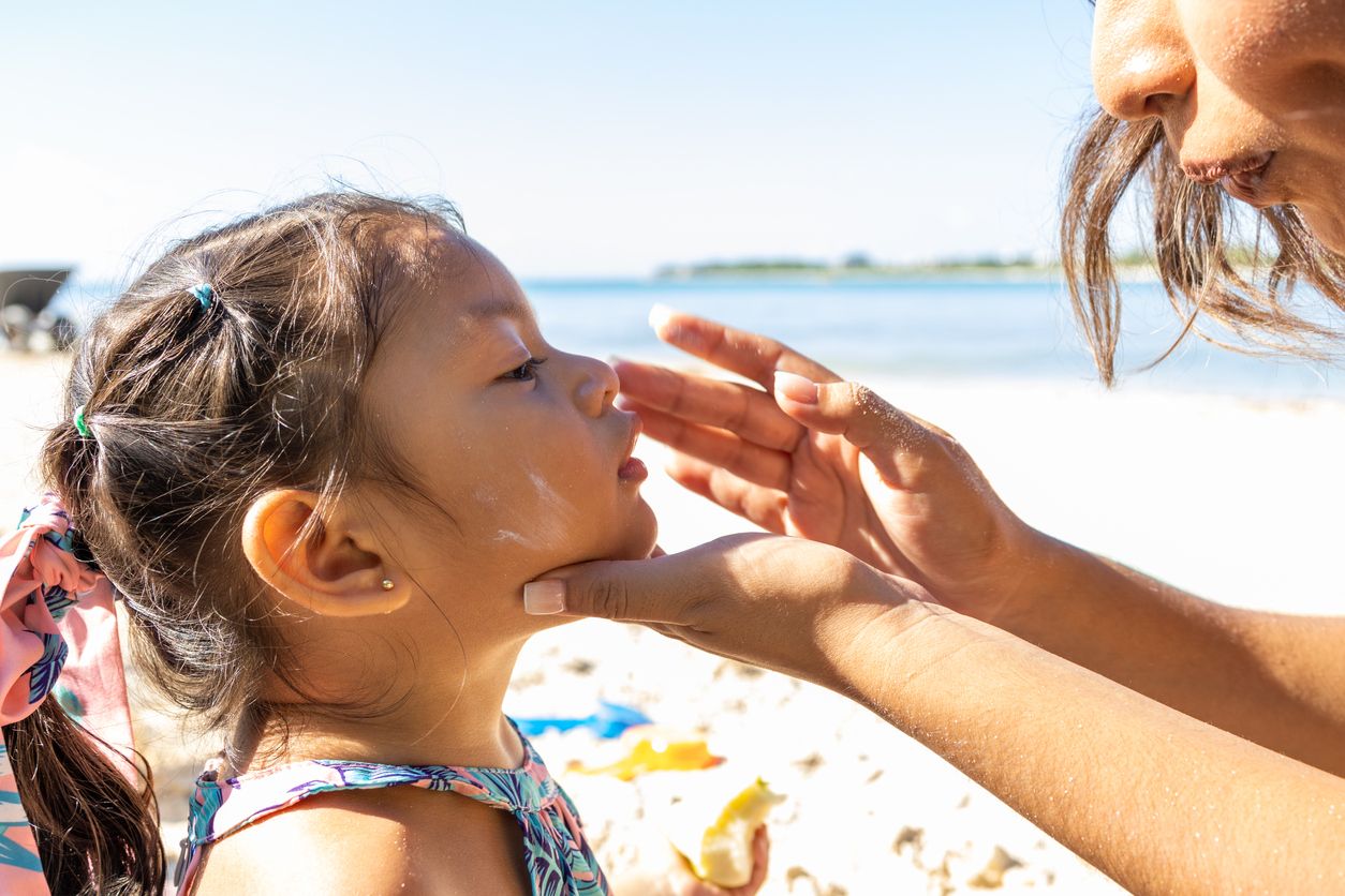 Berikut ini rekomendasi sunscreen anak bernama You Are My Sunshine Sunscreen yang bisa digunakan pada bayi usia 6 bulan.