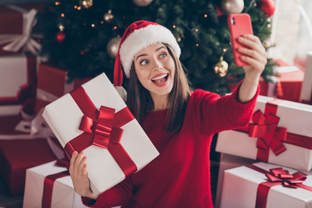 Untuk merayakan momen natal dan liburan akhir tahun kamu bisa memanfaatkan teknologi AI dari aplikasi YouCam. Apa saja fiturnya?