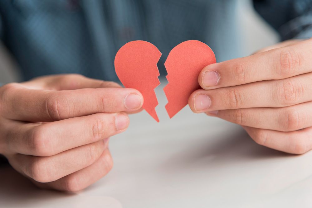 Kamu sedang di-ghosting atau pacar memutuskan komunikasi dengan diam-diam? Simak apa itu slow fade untuk mengetahuinya!