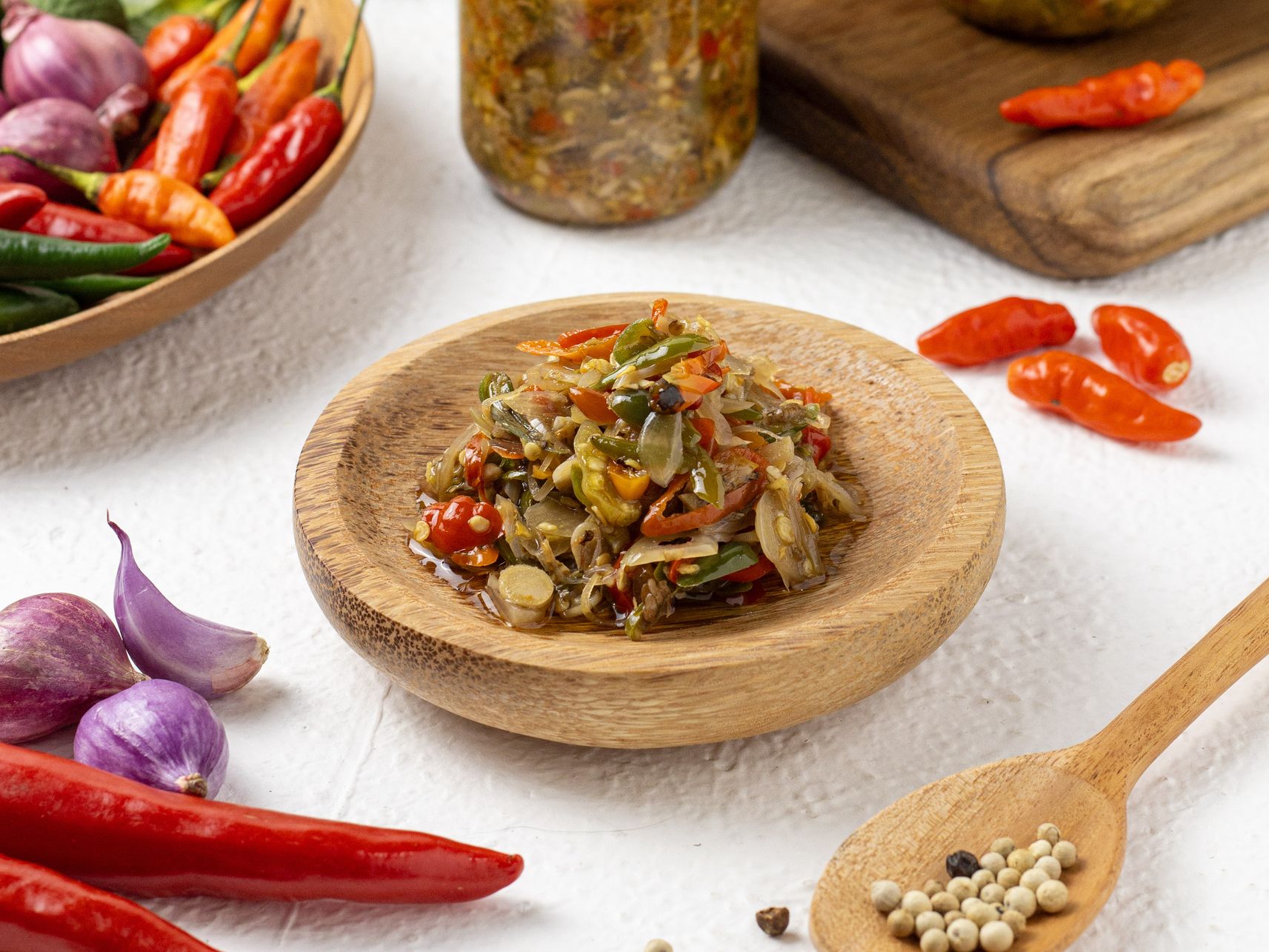 Berikut ini perbedaan sambal embe dan sambal matah yang jadi sambal khas Bali, yuk simak selengkapnya.