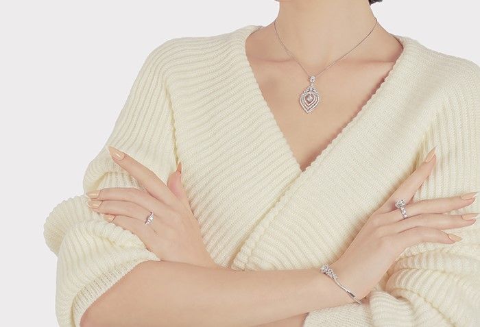 Tampil elegan dan menawan menyambut tahun baru 2024, berikut rekomendasi perhiasan berlian dari MIZORA Jewelry bernama Aleva Collection.