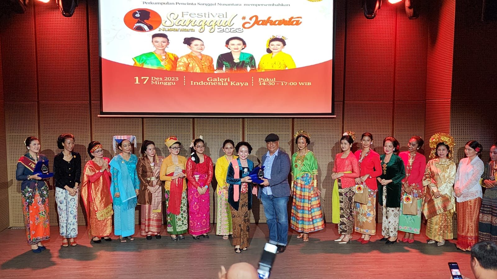 Berikut ini 15 jenis sanggul di Roadshow Festival Sanggul Nusantara 2023 di Galeri Indonesia Kaya. Simak selengkapnya.