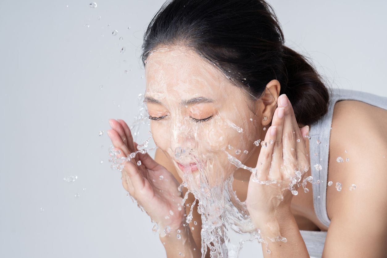Viral di TikTok, berikut ini penjelasan dokter mengenai aturan memakai gentle face wash, simak selengkapnya.