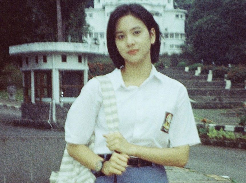 Zee JKT48 jadi karakter perempuan di film Ancika 1995, rela potong rambut sampai lakukan diet. Simak lengkapnya.