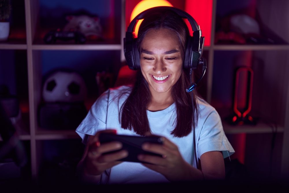 Bermain game di smartphone kini menjadi kebiasaan baru generasi muda. Apalagi, saat ini ada banyak jenis game yang menarik dan seru untuk dimainkan.