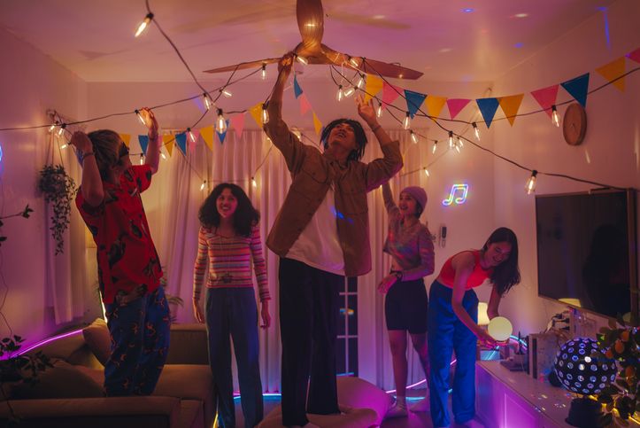 Merayakan pesta tahun baru di rumah akan semakin seru jika ditambah dengan playlist lagu berikut ini.