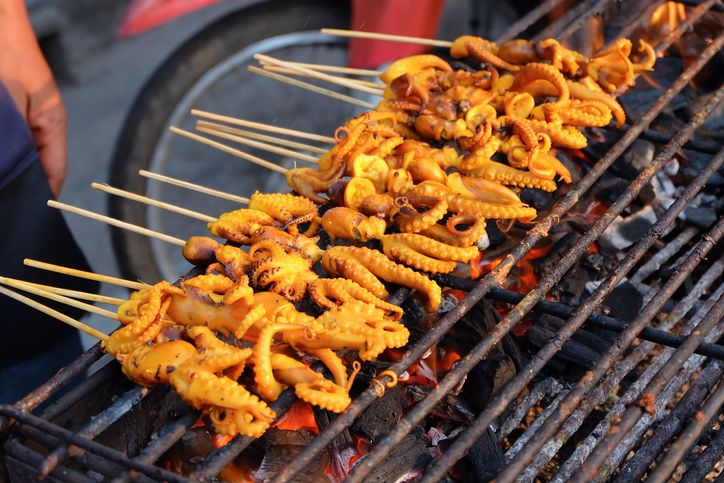 Cumi bakar jadi salah satu meni andalan saat pesta malam tahun baru, yuk simak tips agar cumi bakar tidak alot.