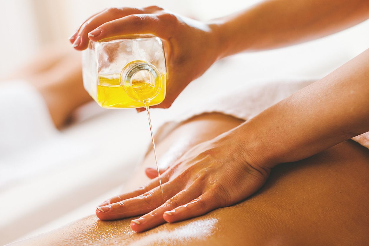 Berikut ini 5 rekomendasi massage oil dari brand lokal yang cocok untuk pijat di rumah, simak selengkapnya.