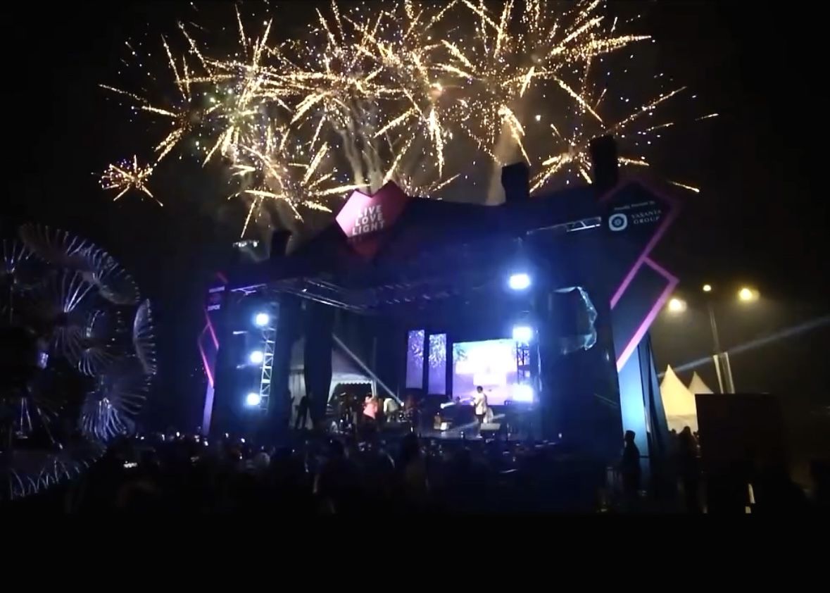 Eco Town menggelar acara  “Live Love Light Festival” termegah di Kota Depok, dimeriahkan Andmesh dan Ayu Ting Ting.