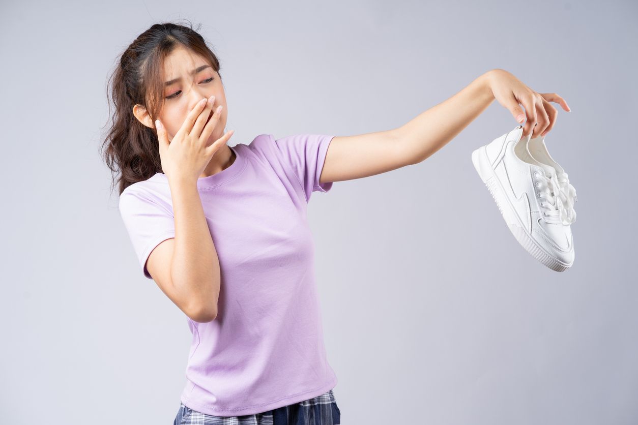 Berikut ini 5 tips menghilangkan bau sepatu akibat terkena air di musim hujan, bisa dilakukan tanpa perlu mencucinya.
