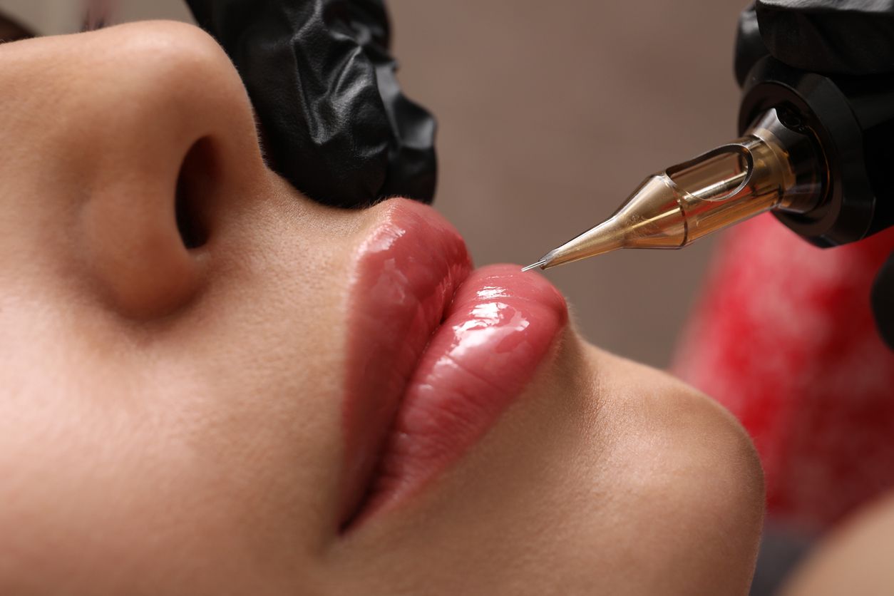 Berikut ini penjelasan mengenai apa itu lip blush yang jadi salah satu treatment bibir viral di TikTok. Simak selengkapnya.