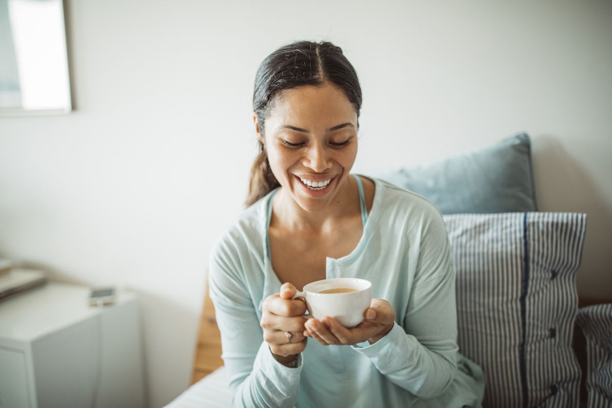 Berikut ini 4 tips minum kopi di pagi hari agar aman bagi kesehatan, salah satunya minum air putih saat bangun tidur.
