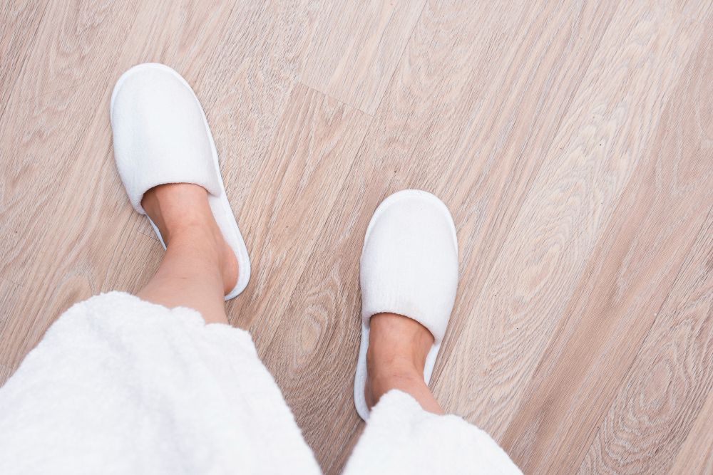 Rekomendasi sandal indoor di Tokopedia yang bisa kamu pakai di dalam ruangan, baik saat di rumah maupun hotel saat traveling.