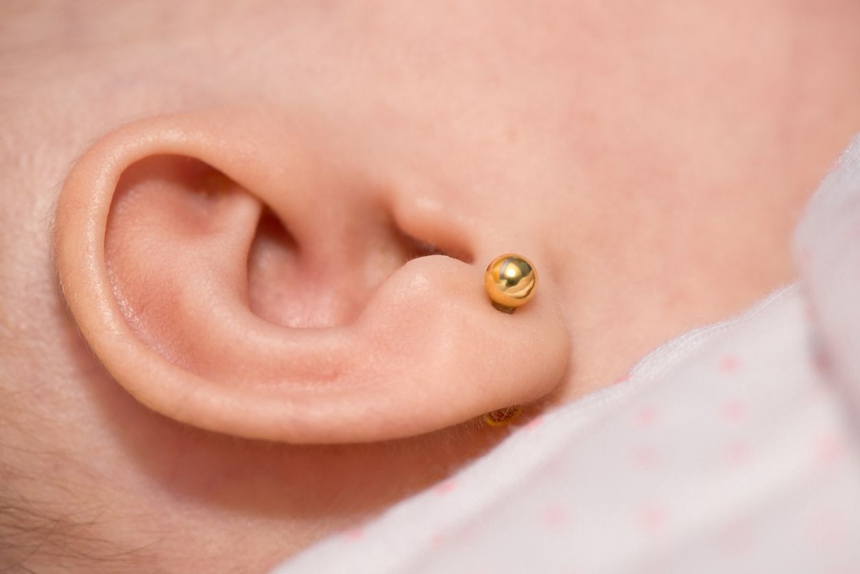 Baru lahir, sebagian orang tua ingin langsung pasang anting bayi. Tunggu dulu! Ini hal yang perlu kamu tahu sebelum pasang anting pada bayi.