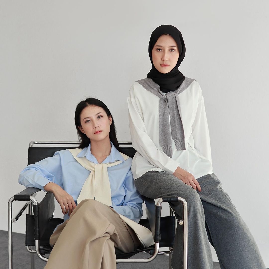 Agar tampil profesional, tak bisa sembarangan memakai baju kerja. Ini cara memilih outfit ke kantor yang stylish dan sesuai dress code.