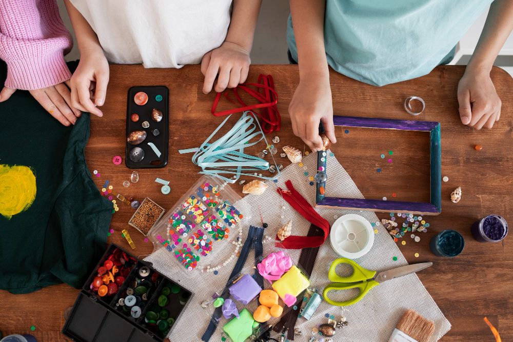 Berbagai ide usaha barang-barang DIY yang bisa kamu jual dan menghasilkan cuan. Simak apa saja barang DIY tersebut, yuk!