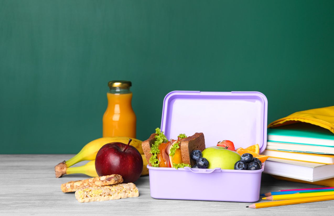 Berikut ini 3 tips menyiapkan bekal untuk anak saat sekolah agar tidak tumpah, yuk simak selengkapnya.
