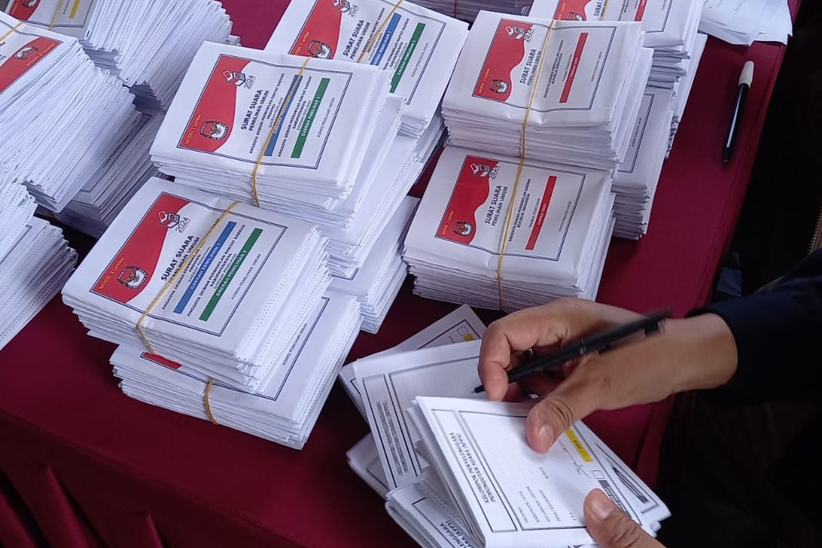 Bolehkah membuka surat suara sebelum masuk ke bilik saat pemilu 2024? Ternyata hal tersebut justru sangat disarankan, lho. Berikut penjelasannya!