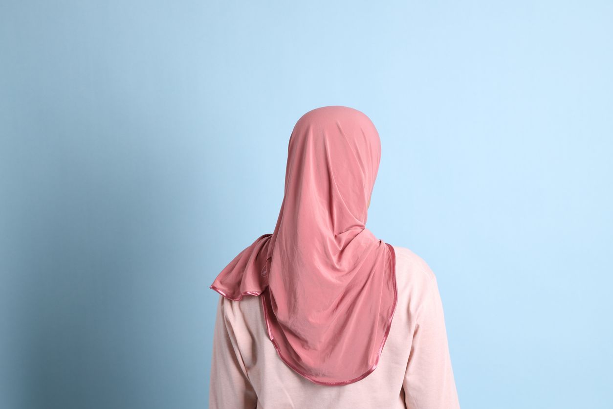 Intip 3 rekomendasi bahan hijab yang cocok dan nyaman dipakai di cuaca Indonesia, pastinya tak mudah kusut. Simak selengkapnya!