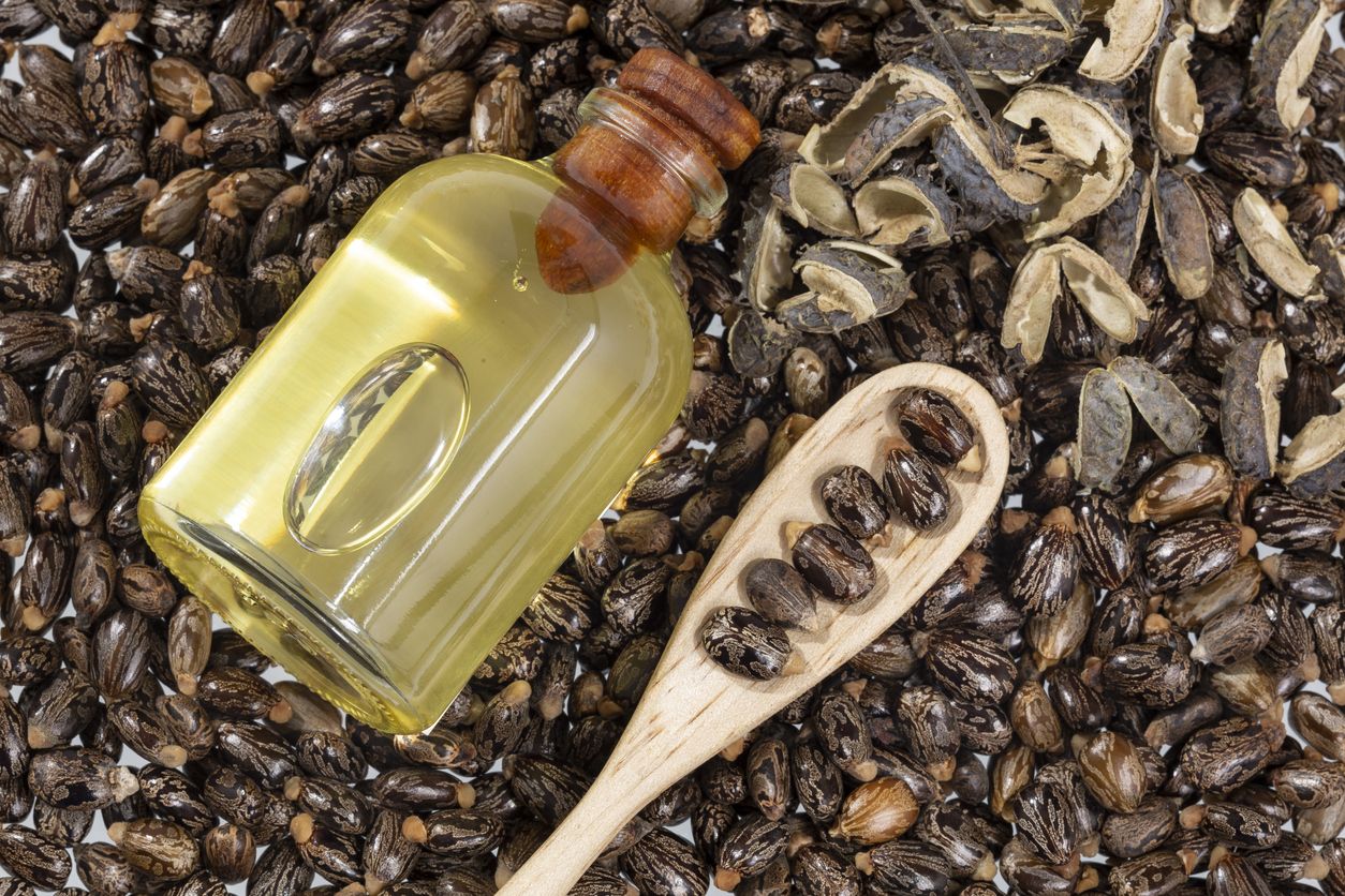 Berikut ini 5 manfaat castor oil untuk rambut yang jadi hair care viral di TikTok, salah satunya merangsang pertumbuhan rambut.