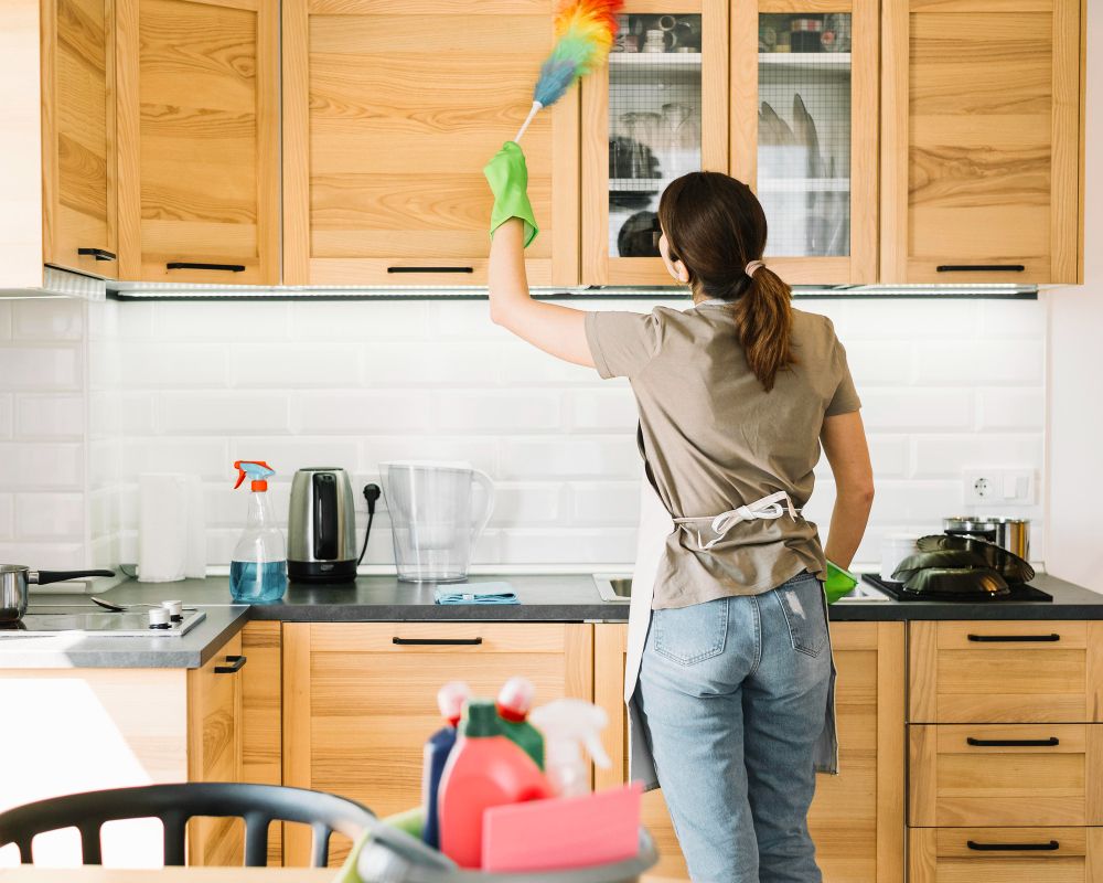 Musim hujan bikin rumah lebih kotor karena lembab? Berikut tips menjaga kebersihan rumah di musim hujan!