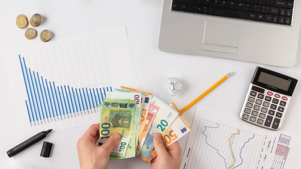 Bingung mengatur keuntungan yang kamu hasilkan dari berbisnis? Berikut ini tips mengelola profit bisnis!